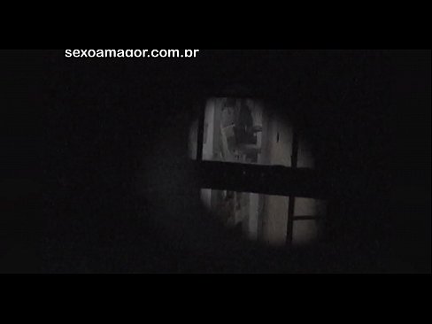 ❤️ Blondie fær leynilega myndbandsupptöku af hverfisferðamanni sem er falinn á bak við hola múrsteina ️ Slúður á is.niceporn-tv.ru ❌